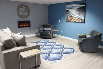 Middletown townhouse for rent - a living room with couches and a rug and a fireplace
