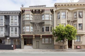 San Francisco apartment for rent - A row of three apartment buildings with balconies and doors.