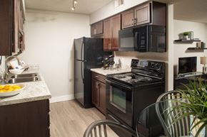 Bellevue apartment for rent - kitchen and dining area at the district at highland village apartments