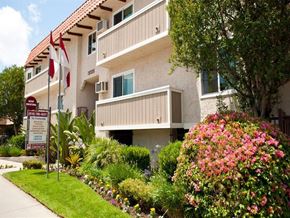Van Nuys apartment for rent - Exterior image with beautifully manicured landscaping at the Promenade Apartment in Van Nuys, CA