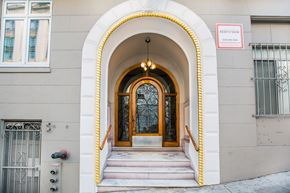 San Francisco apartment for rent - A building with a brown door and a sign that says "Rent now".