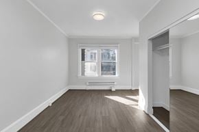 San Francisco apartment for rent - A room with a window and a bench.