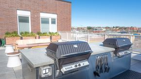 Portland apartment for rent - Rooftop lounge with two grills