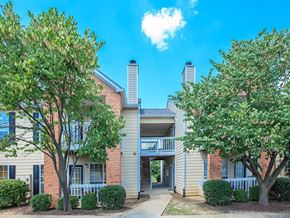 Jackson apartment for rent - our apartments have a spacious courtyard with trees