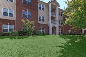 Nashville apartment for rent - our apartments have a large green yard in front of our building
