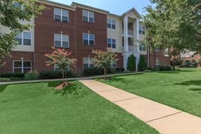 Nashville apartment for rent - our apartments have a spacious courtyard with green grass and trees