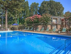 Jackson apartment for rent - a large swimming pool with chairs around it