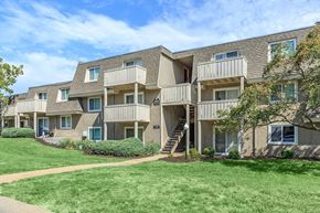 Grandview apartment for rent - Apartment building with a green lawn in front.
