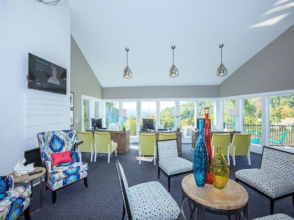 Knoxville apartment for rent - a living room with a table and chairs and a television