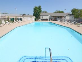 Conway apartment for rent - a large swimming pool with chaise lounge chairs around it