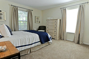 Wilmington apartment for rent - a bedroom with a bed and a dresser