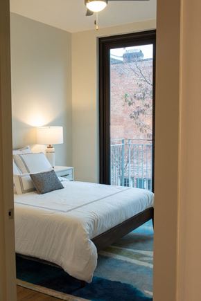 New Orleans apartment for rent - a bedroom with a bed and a window