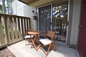 Private patio/ balcony