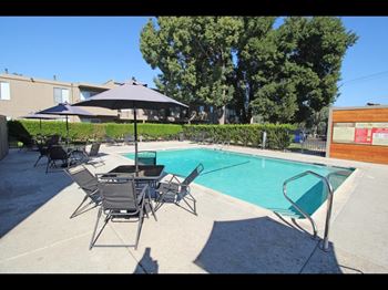 Parkside apartments | swimming pool picnic table