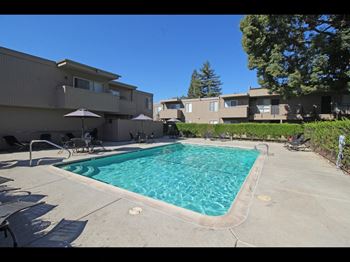 Parkside apartments | swimming pool