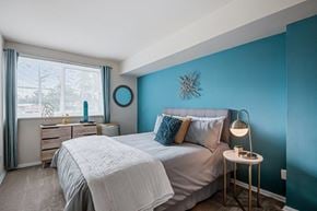 Alexandria apartment for rent - a bedroom with a bed and a blue wall and a window