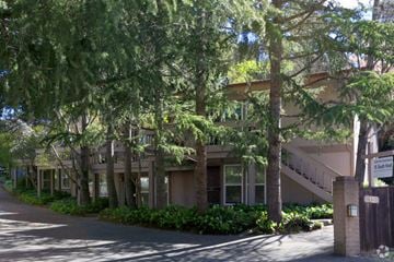 Mill Valley apartment for rent - A building with a sign that says Squash Court.