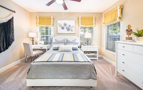 Atlanta apartment for rent - a bedroom with a bed and a desk and windows