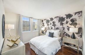 Washington apartment for rent - a bedroom with a large bed and a wallpaper on the wall
