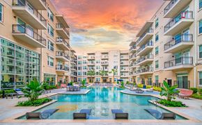Houston apartment for rent - a large swimming pool in the middle of an apartment building