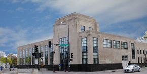 St Paul apartment for rent - a large building with a street sign in front of a traffic light