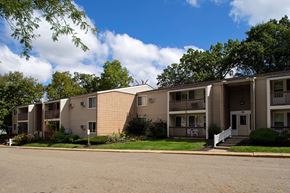 Akron apartment for rent - our apartments are located next to the street and have balconies