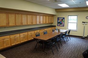 Alma townhouse for rent - A conference room with a long table and chairs.