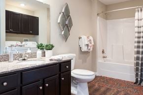 Sylvania apartment for rent - Sylvania OH Apartment Rentals Redwood Carlisle Commons Bathroom