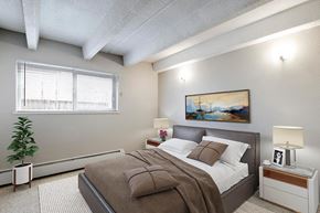 Denver apartment for rent - a bedroom with a bed and a window