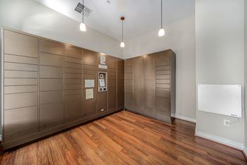 Electronic parcel locker system
