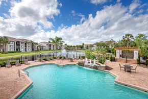 Naples apartment for rent - La Costa Apartments resort-style pool