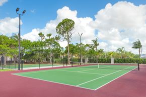 Naples apartment for rent - La Costa Apartments lighted tennis court