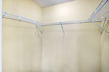 Lodge at cypresswood - walk-in closets