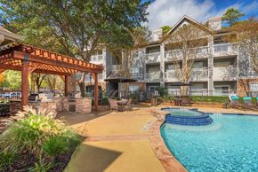 Spring apartment for rent - Lodge at Cypresswood Apartments - Spa with nearby BBQ grills