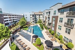 Dallas apartment for rent - AVANT on Market Center - Geometric pool