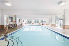 Brampton apartment for rent - a swimming pool in a hotel with a small child in front of it