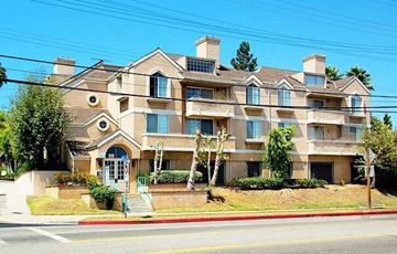 Los Angeles apartment for rent - an apartment building on the side of a street