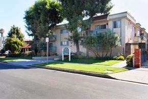 Los Angeles apartment for rent - an empty street in front of an apartment building