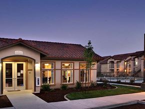Selma apartment for rent - Exterior building with landscape l l Cordova Apartments in Selma CA