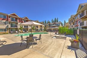 Marysville apartment for rent - Poolside seating at Quilceda Creek, Marysville, WA 98271