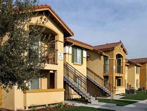 Bakersfield apartment for rent - Exterior building l Santa Fe Apartments in Bakersfield CA