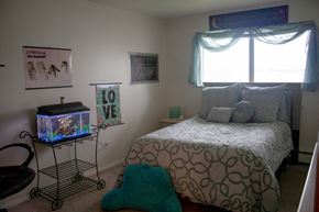 Middleburg Heights apartment for rent - a bedroom with a bed and a fish tank