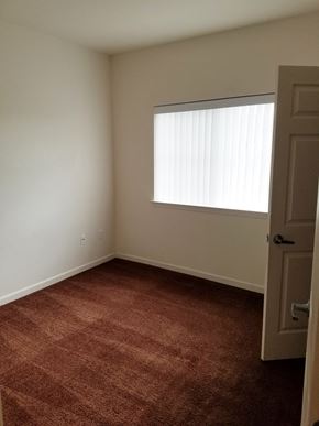 Arvin apartment for rent - Image bedroom with large window