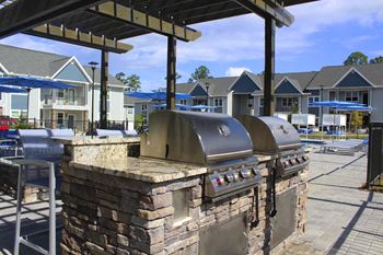 Outdoor kitchen & grilling area