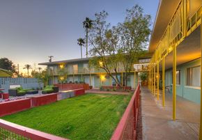 Phoenix apartment for rent - a building with a green lawn and a courtyard