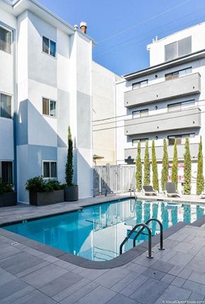 Los Angeles apartment for rent - a swimming pool in the middle of two buildings