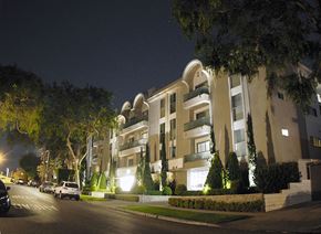 Los Angeles apartment for rent - a night view of the apartments at night