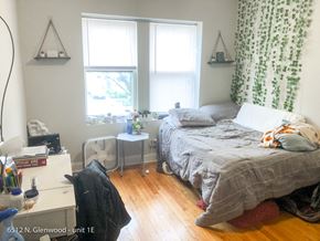 Chicago apartment for rent - a bedroom with a bed and two windows