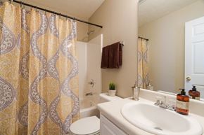 Commerce townhouse for rent - Large Bathrooms