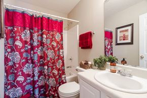 Commerce townhouse for rent - Large Bathrooms